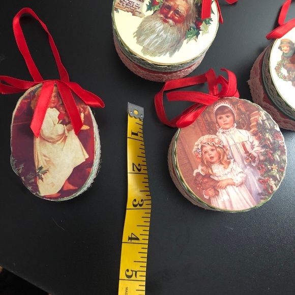 Vintage Christmas red round and oval box Ornaments - Picture 11 of 11